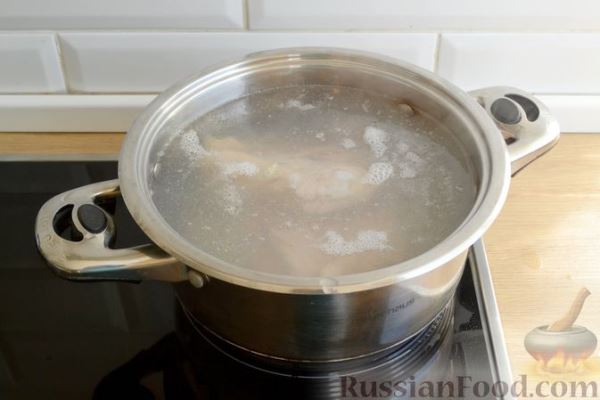 Куриный суп с консервированным горошком и яйцом