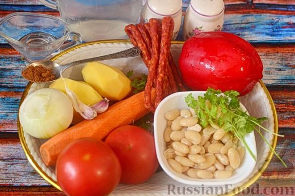 Фасолевый суп с колбасками  и овощами