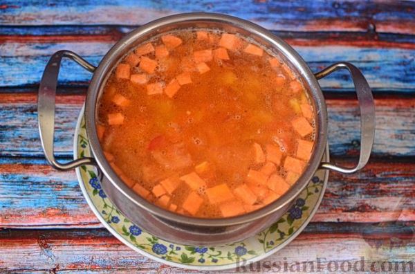 Фасолевый суп с колбасками  и овощами