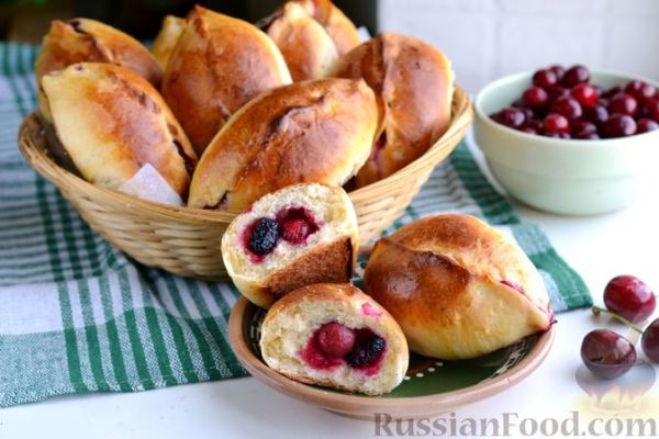 Дрожжевые пирожки с вишней и шелковицей (в духовке)