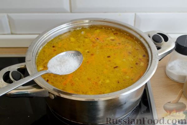 Куриный суп с консервированным горошком и яйцом